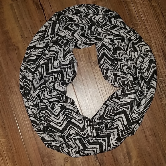 NWOT black and white scarf - Picture 1 of 3